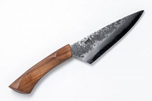 槐柄　鉄・鋼（青二）　黒打槌目包丁