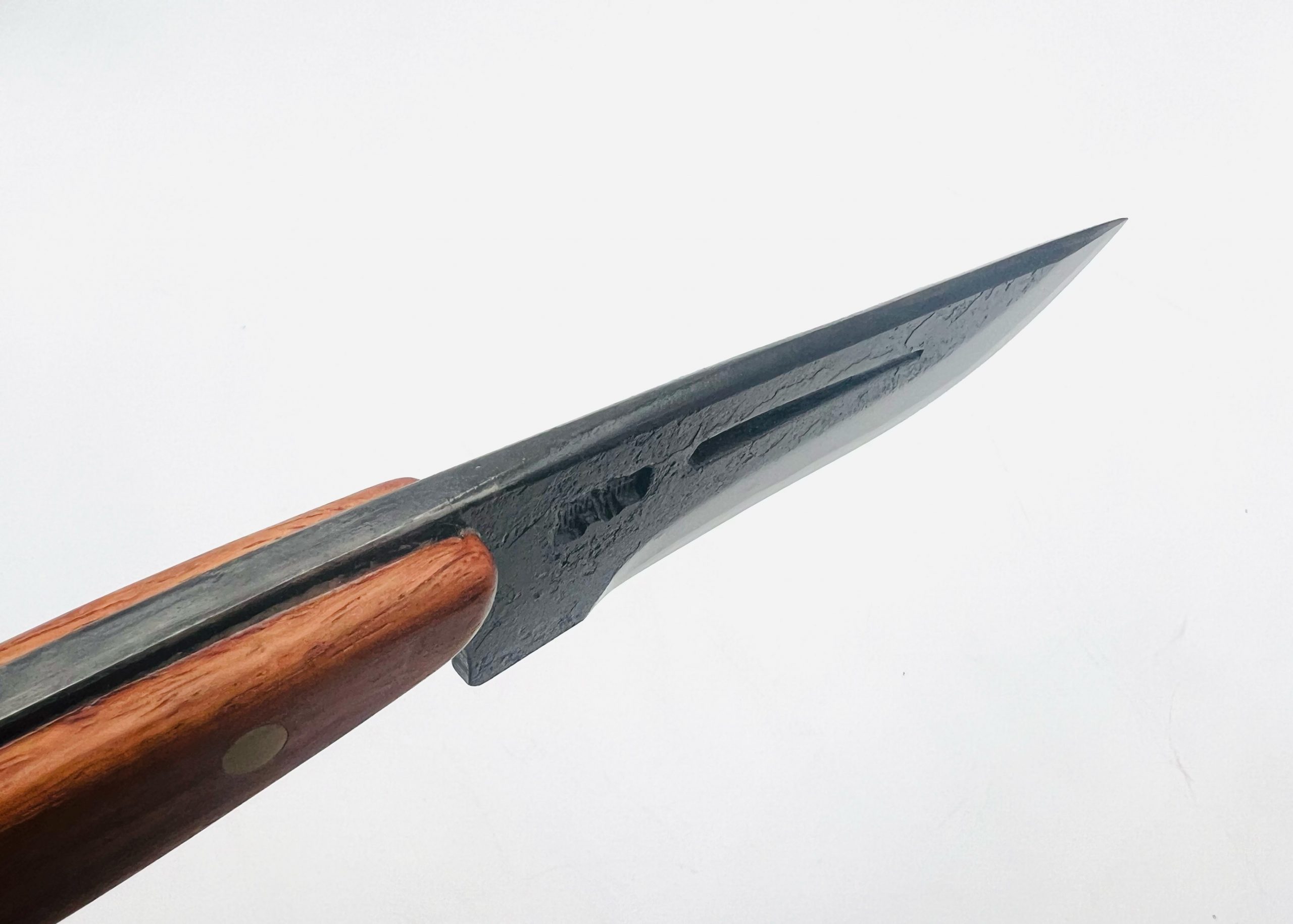 鉄・鋼(青二) 黒打ちアウトドアナイフ 胡桃柄リベット止め 3.5寸 - 画像 (2)