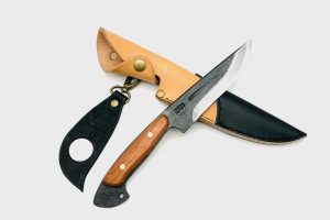 鉄・鋼（青二） 　黒打ちアウトドアナイフ　胡桃柄リベット止め　3.5寸