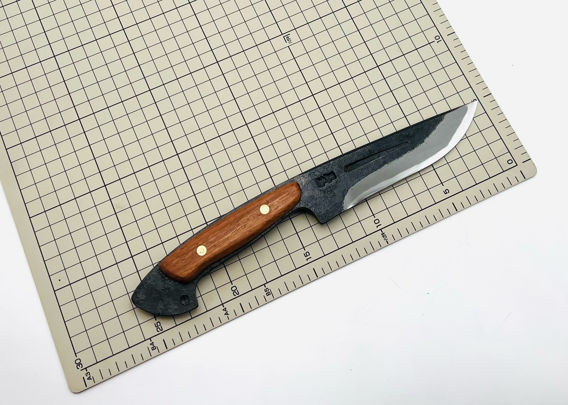 鉄・鋼(青二) 黒打ちアウトドアナイフ 胡桃柄リベット止め 3.5寸 - 画像 (3)