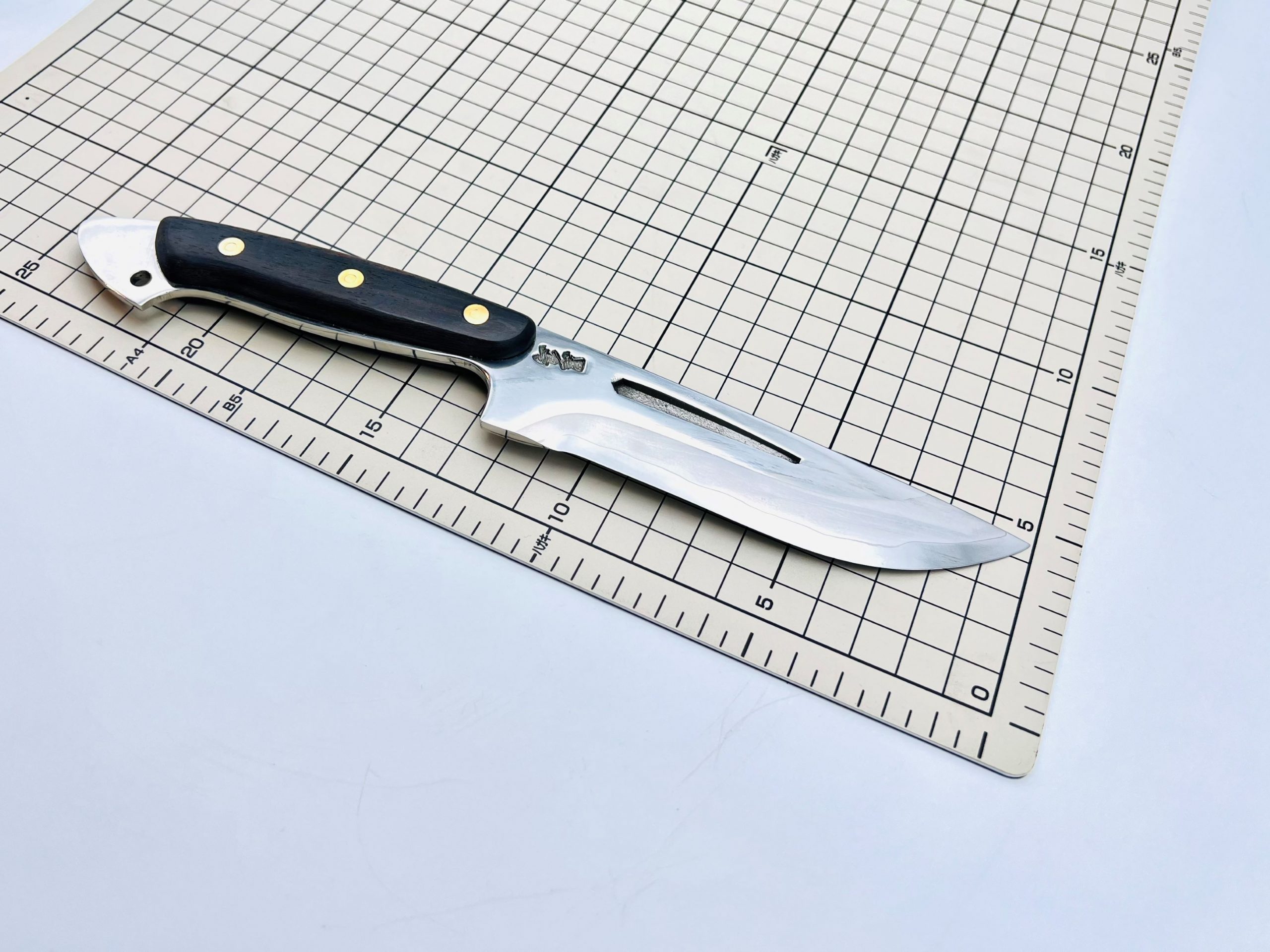 銀三ステンレス アウトドアナイフ 黒檀柄リベット止め ツートンシース - 画像 (5)