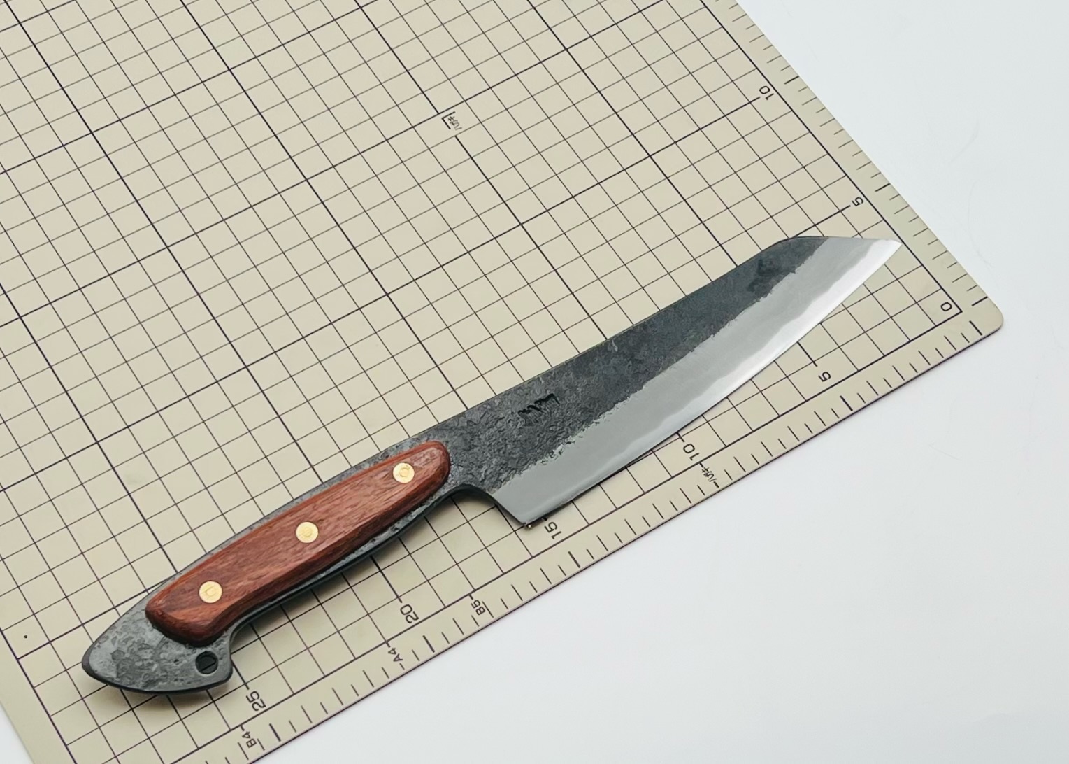 鉄・鋼(青二) 黒打ち包丁 5寸 花梨柄リベット止め フルサック - 画像 (4)