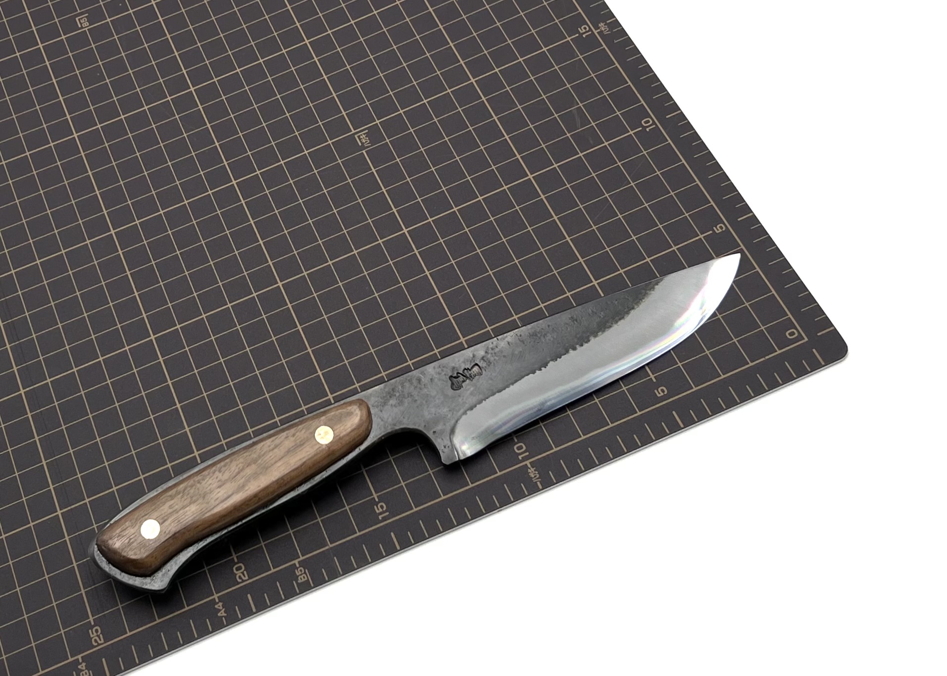 鉄・鋼(青二) 黒打ちアウトドアナイフ 胡桃柄リベット止め - 画像 (5)