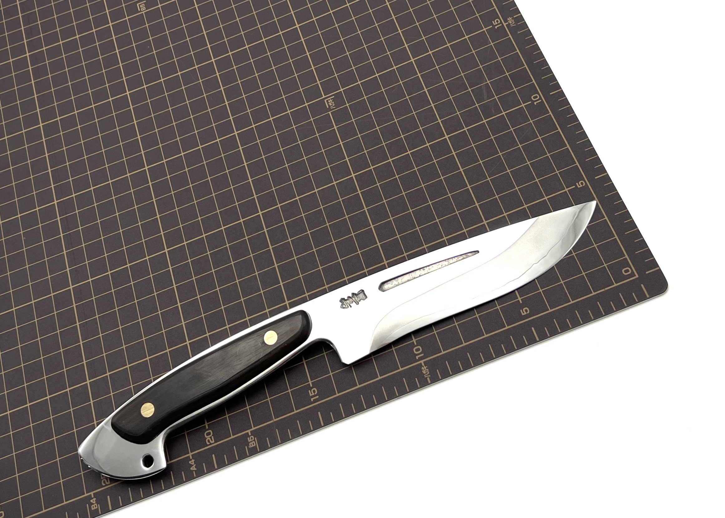 銀三ステンレス アウトドアナイフ 黒檀柄リベット止め ツートンシース - 画像 (5)