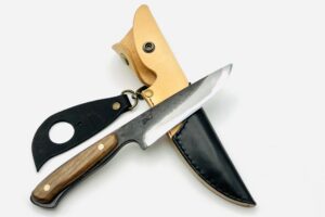 鉄・鋼（青二） 　黒打ちアウトドアナイフ　胡桃柄リベット止め　