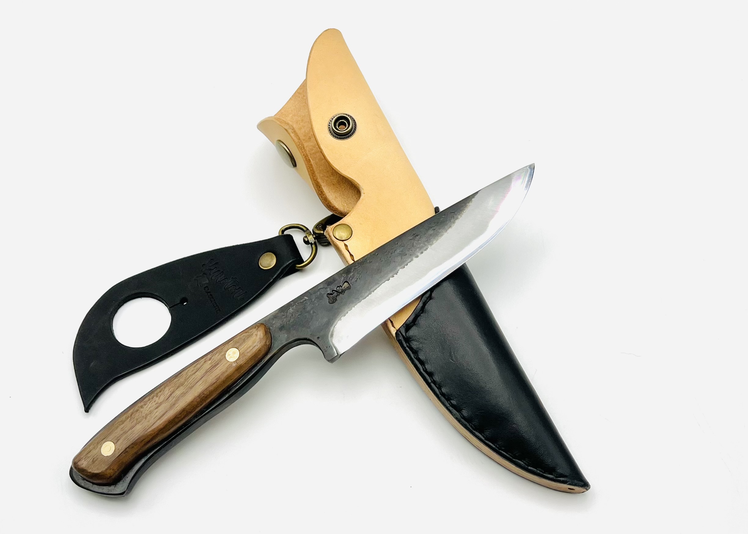 鉄・鋼(青二) 黒打ちアウトドアナイフ 胡桃柄リベット止め