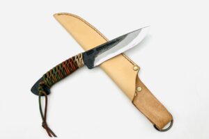 鉄・鋼（青二) 黒打ちアウトドアナイフ 紐巻 シース付 アウトレット品